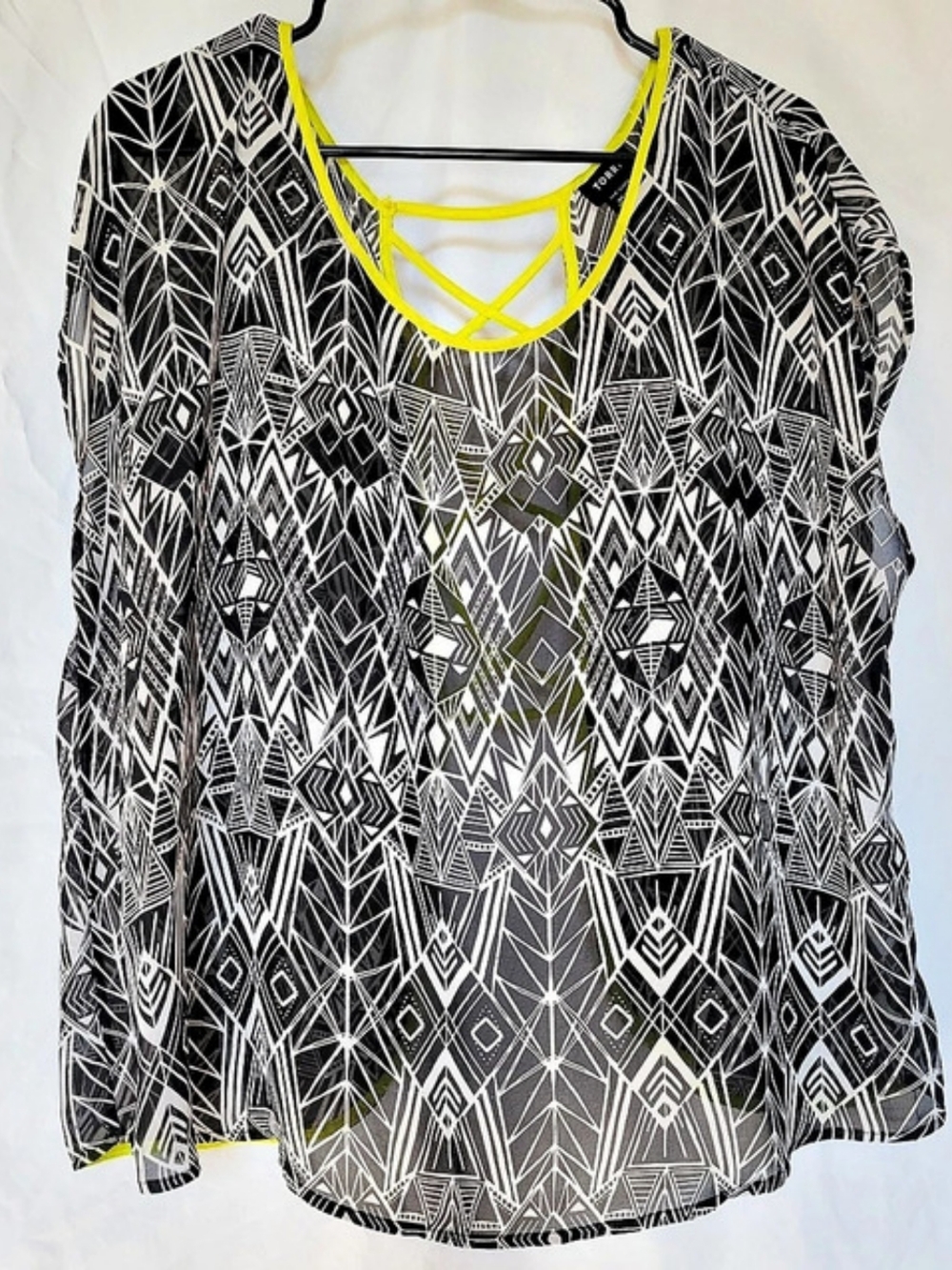 TORRID Geometric Lace-Up Blouse in Black & White Size 1 Like New
